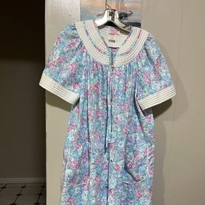 SELLING COMFORT COAT NIGHTGOWN SIZE MEDIUM COLOR FLORAL 🪷…